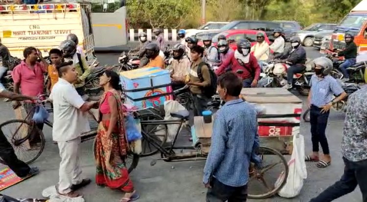 मामूली बात पर रेहड़ी लगाने वालों में हुई मारपीट, सोशल मीडिया पर वायरल हुआ वीडियो