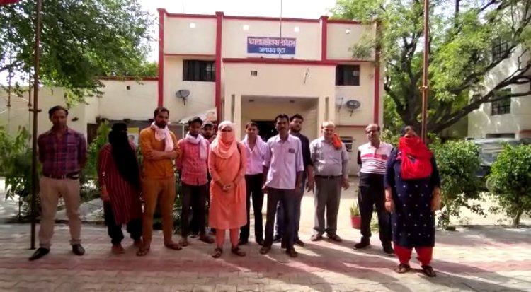 पत्नी ने अपने पति को महिला पुलिस कर्मी के साथ रंगरलिया मनाते हुए रंगे  हाथों पकड़ा ...