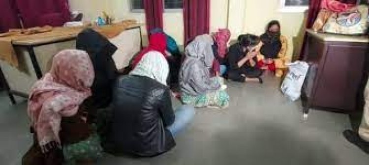 मालवीय नगर में चल रहें विदेशी लड़कियों के सेक्स व्यापार का पर्दाफाश ।