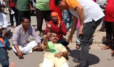 उन्नाव में नगरपालिका ने महापुरुषों के होर्डिंग्स उतार कूड़े में फेंकें !