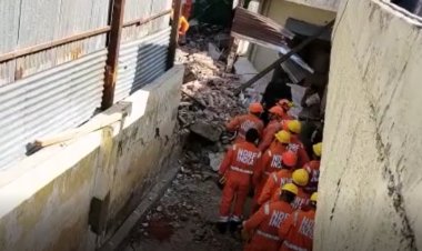 खंडहर इमारत की दीवार भरभरा कर मजदूरों पर गिरी।