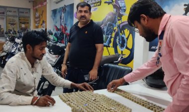 पत्नी की इच्छा पूरी करने को लेकर 56000 के सिक्के लेकर स्कूटी लेने पहुंचा युवक।