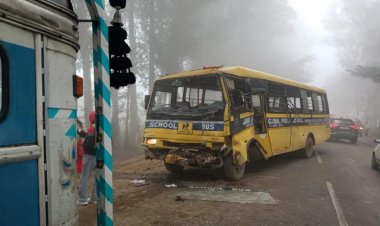 घने कोहरे में स्कूल बस की हुई टक्कर ||