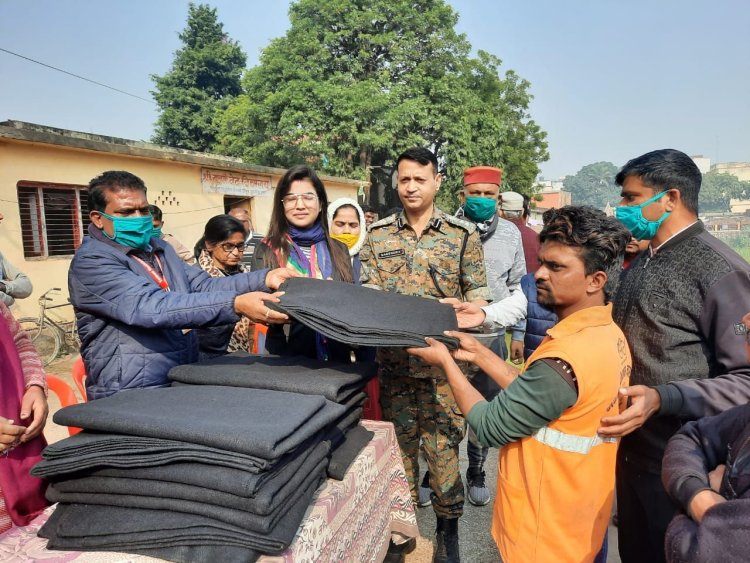 बवानी खेड़ा के ढाणी कुसाल में संस्था ने किए कम्बल वितरित किए गए