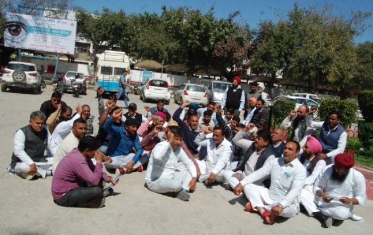 सरपंचो ने ई ट्रेडिंग प्रणाली को खत्म करने के लिए सरकार के खिलाफ की जमकर नारेबाजी