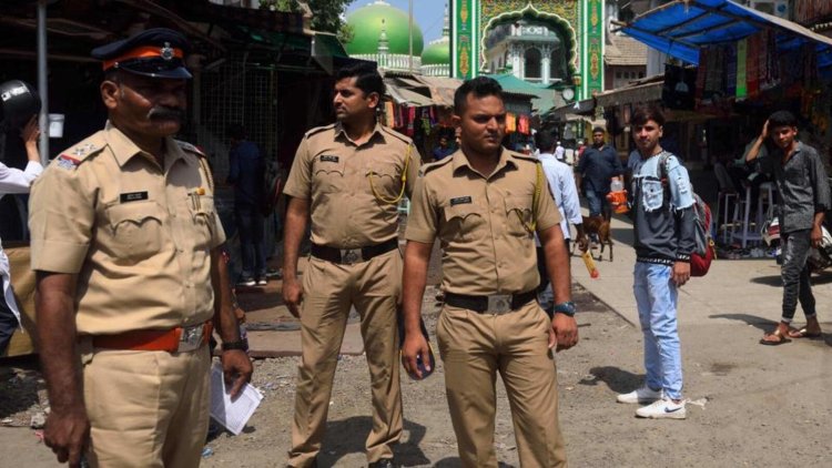 पुलिस ने  हत्या के आरोप पर  महिला और नाबालिग को  गैरकानूनी तरीके से थाने में रखा