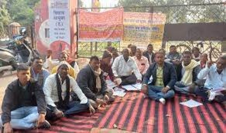 सरपंच व पंचों ने प्रखंड विकास एवं पंचायत अधिकारी कार्यालय पर धरना