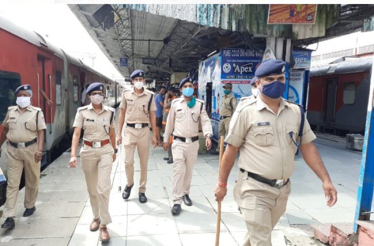 भिवानी गणतंत्र दिवस को लेकर आज रेलवे पुलिस, जिला पुलिस, सीआईडी व आईबी की टीम ने रेलवे स्टेशन का ओचक निरीक्षण किया