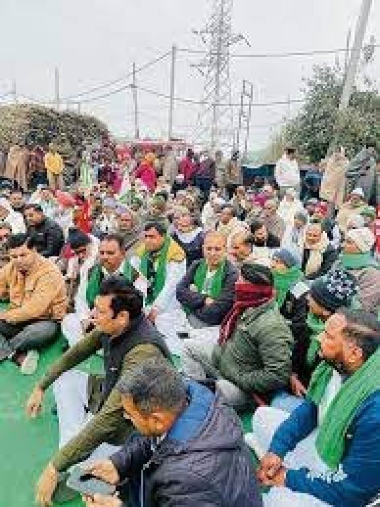 गन्ने के दाम बढ़ाए जाने को लेकर  किसानो के धरने का दूसरा दिन