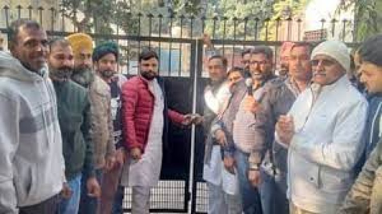 ई टेंडरिंग के विरोध में सरपंचों ने बीडीपीओ कार्यालय पर ताला जड़ कर रोष जताया