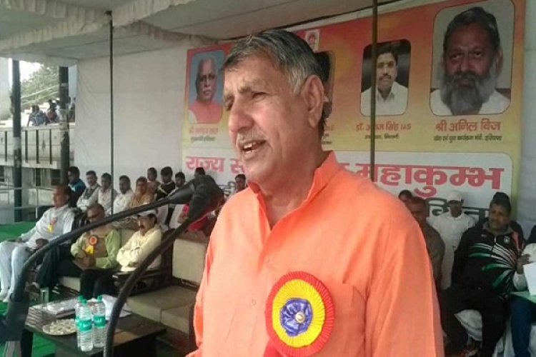 चरखी दादरी - गणतंत्र दिवस पर सांसद धर्मबीर सिंह ने ध्वजारोहण किया