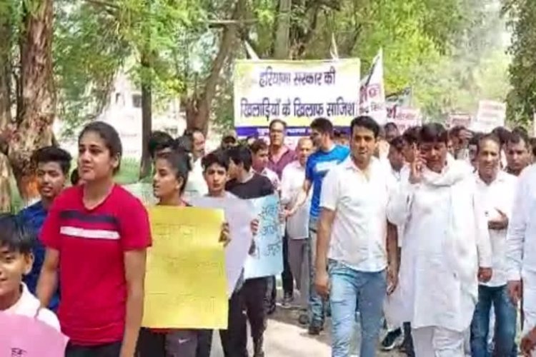 भिवानी : खेल कोटे से नाराज खिलाड़ी, नौकरियों में खेल कोटा बहाल करने की मांग को लेकर शहर में किया प्रदर्शन