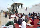 ई टेंडरिंग के खिलाफ सरपंच का आंदोलन, विधायक आवास के बाहर सड़क पर बैठे सरपंच |