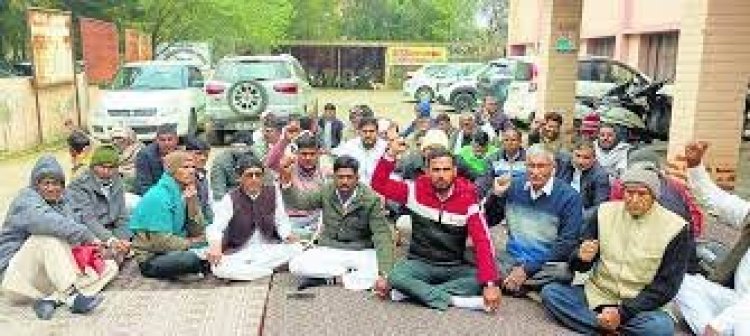 किसानों के बाद अब सरपंचों ने भी सरकार के मंत्रियों और विधायकों के खिलाफ ऐलान कर दिया