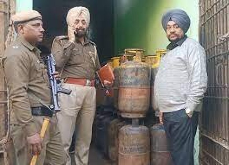 अंबाला :  कैंट की ग्वाल मंडी में डेयरी की आड़ में गैस सिलेंडर की कालाबाजारी