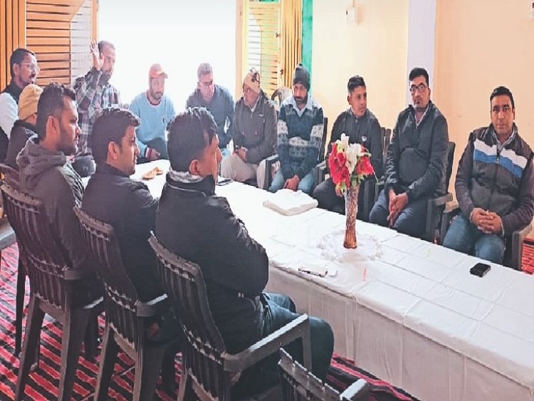 भिवानी : वेतन विसंगतियों को लेकर सिंचाई विभाग के कार्यालय में क्लर्क एसोसिएशन वेलफेयर सोसाइटी ने किया प्रदर्शन