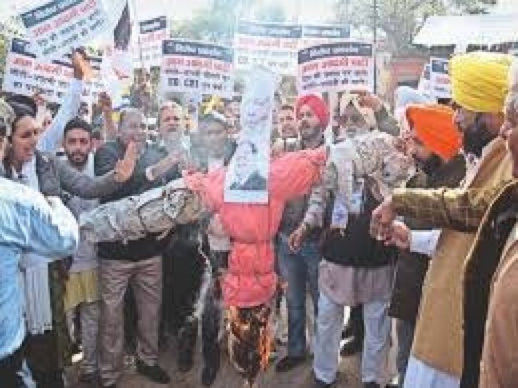 मोदी-अडानी मामले को लेकर चल रही राजनीति में आप ने जेपीसी की मांग को लेकर अडानी का पुतला फूंका