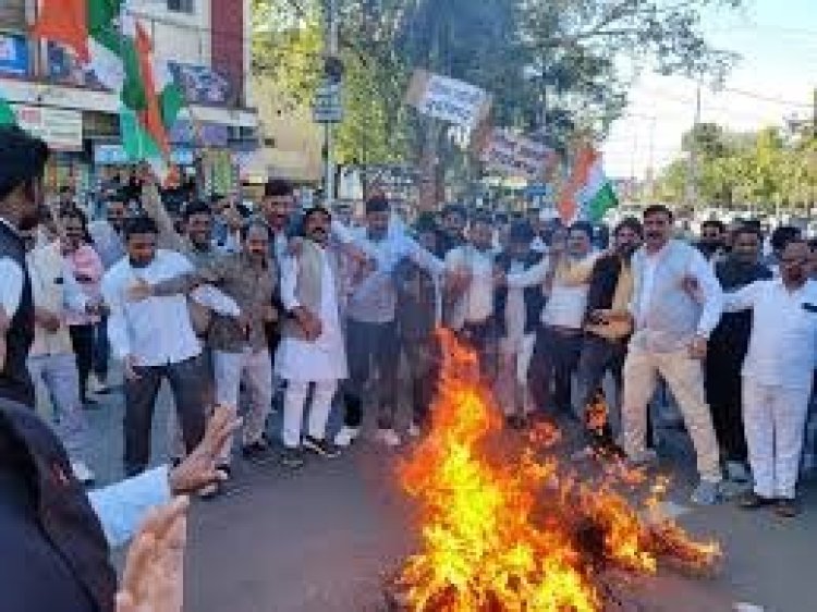 आप ने केंद्र सरकार और गौतम अडानी का पुतला फूंक कर अंतिम संस्कार किया