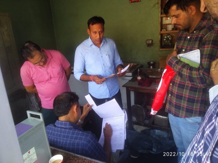 पुंडरी : CM फ्लाइंग टीम द्वारा मिठाई की दुकानों पर रेड, स्वास्थ्य विभाग वह फूड सप्लाई आदि विभाग भी थे शामिल