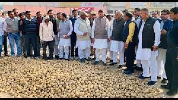 हरियाणा के पूर्व मुख्यमंत्री भूपेंद्र सिंह हुड्डा ने पिपली अनाज मंडी में किसानों से बातचीत के बाद सर्किट हाउस में पत्रकारों से बातचीत की