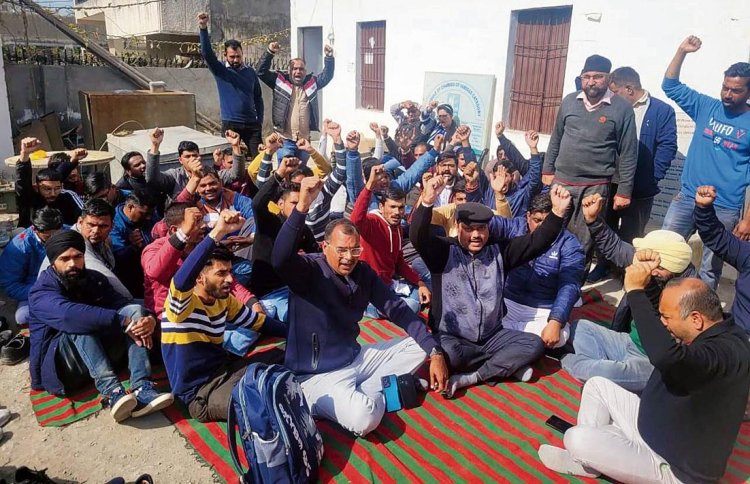 पुंडरी में  बिजली बोर्ड के कर्मचारियों द्वारा सरकार के खिलाफ जमकर की गई नारेबाजी