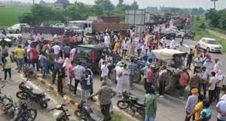 फिर फूटा दुकानदारों का गुस्सा, सड़क जाम कर प्रशासन के खिलाफ जताया विरोध, अनिश्चितकाल के लिए हाईवे जाम करने की चेतावनी भी दी