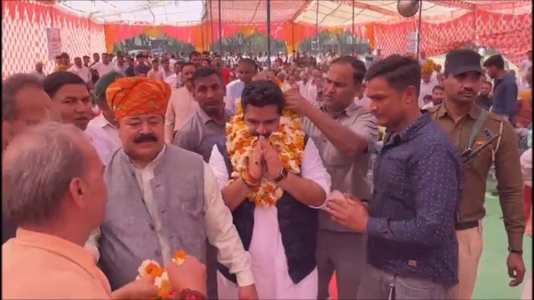 करौला गांव पहुंचे राज्यसभा सांसद, विकास कार्यो का दिया आश्वासन 