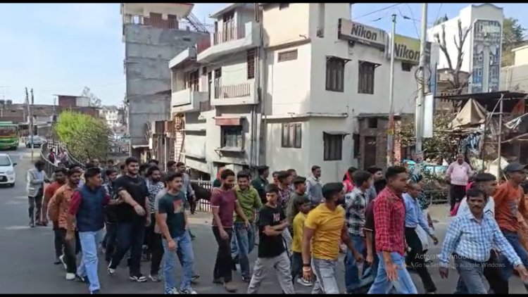 बिलासपुर में लगातार हो रही मौतों से अब बिलासपुर के युवा सड़कों पर उतर आए