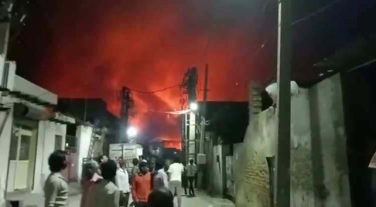 झुग्गियां बनी आग का गोला 