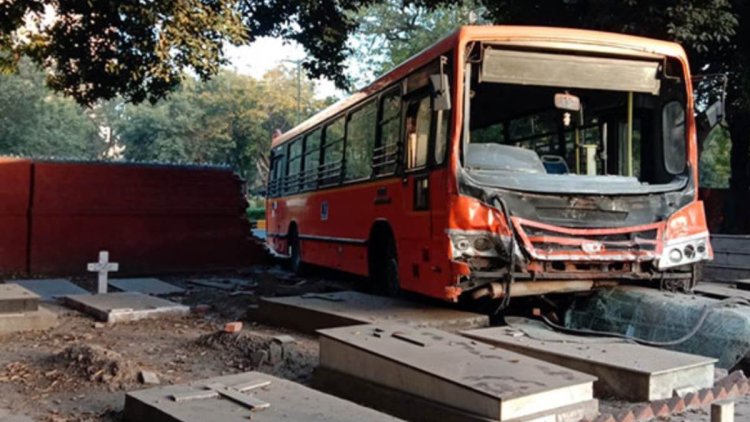 बेकाबू डीटीसी बस ने उड़ाई कब्र, वीडियो वायरल