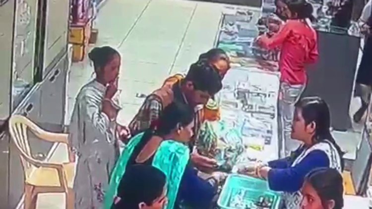 चंद-मिनटों में उड़ाए शातिर महिला ने जेवरात, करतूत cctv में कैद 