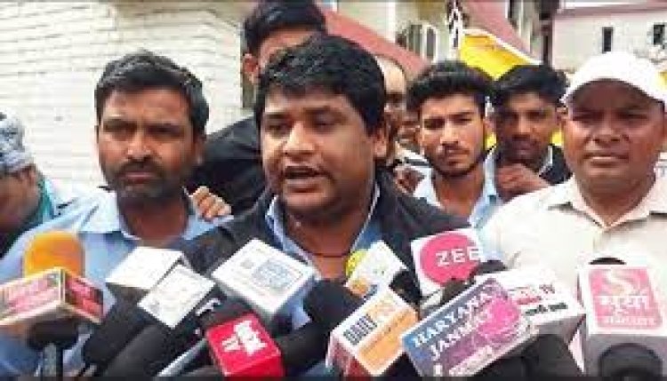 मांगों को लेकर शहर में स्वास्थ्य विभाग के कच्चे कर्मचारियों का प्रदर्शन विधायक को सौंपा ज्ञापन