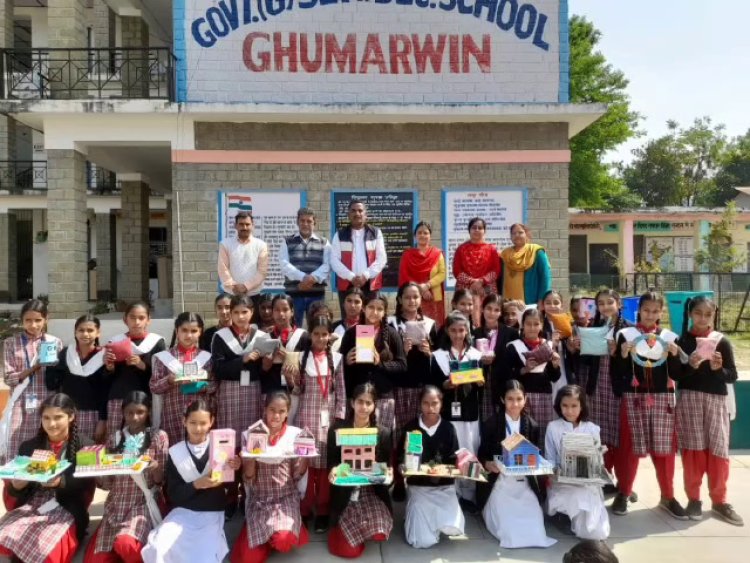 छात्राओं ने किया कमाल, कबाड़ से बनाए घर