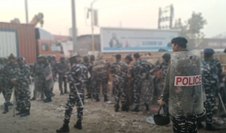 टिकरी बॉर्डर पर पैरामिलिट्री के जवान तैनात।